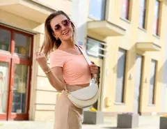Ten widok zapiera dech w piersiach! Piękna wokalistka disco polo zachwyca swoimi krągłościami! 