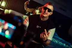 Piękni i Młodzi Dawid Narożny z niezłą sumką na koncie! Gwiazdor spełnia się zawodowo! Kariera mu służy! 