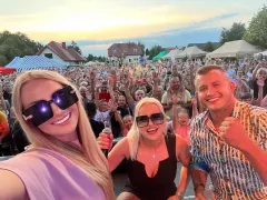 Piękni i Młodzi w ścisłej czołówce polskiego disco polo! Dawid Narożny prezentuje imponującą listę koncertów na koniec roku

