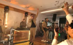 Co za widowisko! Playboys i Piękni i Młodzi razem na scenie. Są najlepsi?! Nagranie podbija internet! 