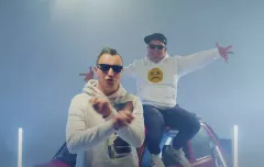 Long & Junior podbijają rynek disco polo! Popularna grupa zatrzęsła rynkiem muzycznym! W ekspozycji kultowy samochód i piękne kobiety!