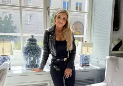 Podwinęła sukienkę i pokazała najpiękniejsze nogi w branży! Gwiazda disco polo czaruje!