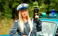 Policja na planie teledysku disco polo?! Funkcjonariuszka zatrzymała mechanika! 