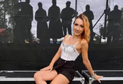 Ponętna Skynova przyciąga wszystkie spojrzenia! Roksana w białym topie i krótkich szortach podbija scenę disco polo