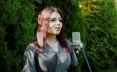 Popularna wokalistka disco polo przeniosła fanów w czasie! Jej wersja znanego hitu podbija sieć! 
