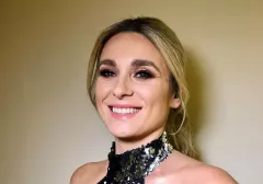 Żona Sławomira włożyła odważną cekinowa suknię! Kajra zniewala urodą i stylizacją! Pod zdjęciem zawrzało! 