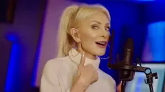 Popularna wokalistka disco polo zaskoczyła fanów talentem wokalnym! Elwira Mejk nagrała cover do piosenki ”Shala la la”. Fani komentują!
