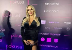 Paula Karpowicz kusi figurą i dekoltem! To była jedyna gwiazda disco polo na premierowym pokazie filmu Pokusa!