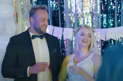 To nowy hit wesel?! Fani disco polo nie mają wątpliwości! Popularny gwiazdor zaskoczył wyjątkową premierą ”Bawią się (Wesele)”! 