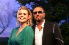 Powrót, który elektryzuje scenę disco polo – Andre & Chili znów razem w nowości pt. „Z Tobą czuję się Młodo”
