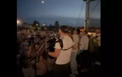 Prąd padł w środku show, a DiscoBoys i tak dali czadu. Tłum zaśpiewał „Zarąbistą blondi" z Kamilem Kossakowskim i chłopakami!