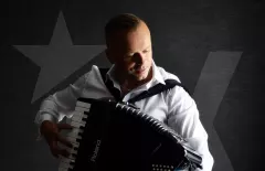 Prawdziwa gratka dla fanów disco polo! Na sklepowe półki trafił świeżutki krążek weselnych przebojów! 