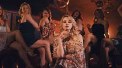 Wokalista disco polo z towarzystwie ponętnych kobiet! 