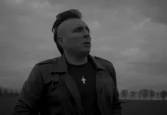 Pawła Dudka Czadoman porównany do Markowskiego, Cugowskiego i Riedla! Gwiazdor disco polo zaskoczył premierą ”Ratuj mnie”