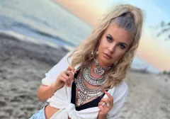 Przepiękna wokalistka disco polo zachwyca idealnym ciałem na plaży! Wygląda jakby była na Bali! 