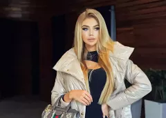 Przepiękna gwiazdeczka disco polo pozuje w zjawiskowej sukni. Uwagę zwraca bardzo głęboki dekolt.