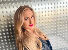 Bardzo głęboki dekolt uroczej piosenkarki disco polo! Pikantne FOTO komentują fani! 