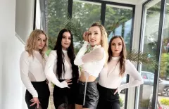 Prześwitujący top i wysokie kozaki. Skynova gwiazda disco polo rozpaliła sieć tą stylizacją