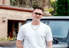 Raider prezentuje nową odsłonę hitu „Co Ty robisz ze mną” w wyjątkowej, akustycznej aranżacji! To hit nagrany ze Skolimem! 