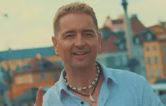 Rajmund powraca z nowym hitem! „Nie ma nas„ – teledysk kręcony w Warszawie już dostępny

