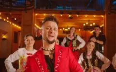 Roy „Basia” zachwyca publiczność. Nowy folkowo taneczny numer zespołu szybko zdobywa popularność