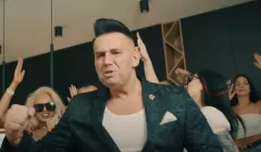 Rozpalił Internet swoim przebojem „Golas„! Niesamowity sukces lidera zespołu Extazy!