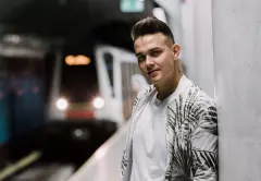 Co się stało?! Gospodarz programu siłą wyprowadzony z domu gwiazdora disco polo! 
