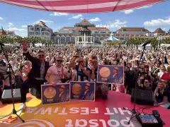 Skolim odebrał trzy Złote Płyty za singiel „Życie jest jedno" na Polsat Hit Festiwal w Sopocie