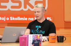 Skolim spojrzał na swoje stare zdjęcie z plikiem banknotów. Sam wbił sobie szpilę