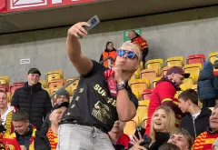 Skolim wszedł na stadion podczas meczu Jagiellonia - Lech. Sponsor zrobił rundkę wokół murawy
