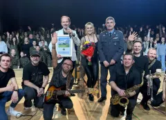 Idealny duet muzyczny?! Sławomir i Kajra zachwycili koncertem na Lotniczej Akademii Wojskowej | VIDEO