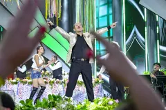 Sławomir i Kajra zaśpiewali „Kolorowe jarmarki” na Festiwalu Weselnych Przebojów w Mrągowie