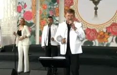 Tłum pielgrzymów śpiewa z Bayer Full religijną pieśń „Ty jesteś moim Panem„ na Jasnej Górze! Gwiazdor disco polo skradł serca Polaków! 