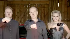 Sławomir zaskakuje ponownie! Nowość „240/h„ z księdzem, szybkimi samochodami i drapieżną Kajrą