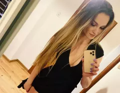 Śliczna wokalistka disco polo zachwyciła skąpą sukienką na weselu! Uwagę skrada wielki dekolt! 