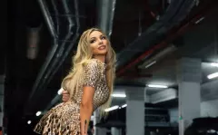 Śliczna gwiazda disco polo rozpięła płaszcz i pokazała stanik! Odważna publikacja artystki
