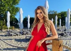 Widok zapiera dech w piersiach! Śliczna modelka disco polo odważnie odsłoniła swoje zgrabne ciało!