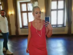 Śliczna wokalistka disco polo cała w czerwieni! Uwagę zwraca Jej odsłonięte ciało! FOTO