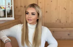 Znana wokalistka disco polo szokuje kreacją w Alpach Wschodnich! Monika Chwajoł w płaszczu z futerkiem! 