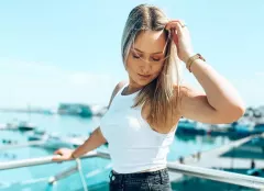 Śliczna wokalistka disco polo zachwyca zgrabnymi nogami! Fani wniebowzięci! Wygląda bardzo dziewczęco! 