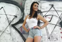 Śliczna wokalistka disco polo kusi skąpym bikini w luksusowym hotelu! To najlepsze ciało w disco polo?! 