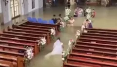 Ślub w zalanym kościele. Woda sięgała bioder, a para i tak powiedziała „tak"