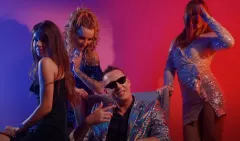 Swinger wyjawia prawdę o kobietach?! Nowość pt. „Zakochane„ zaskakuje fanów.
