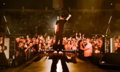Szaleństwo w Radomiu! Zespół Playboys i Piękni i Młodzi zaśpiewali „Wyśmienicie” | VIDEO