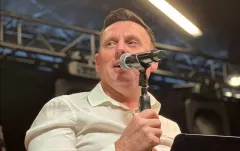 Szalony Drużba zaskoczył fanów! Tak wykonał hit „Noce nad jeziorem” na żywo
