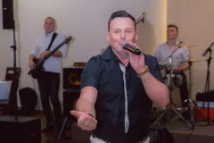Szalony Drużba zaśpiewał hit zespołu Classic „Ja dla Ciebie Ty dla mnie”! Nagranie z klubu robi furorę w sieci | VIDEO