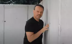 Szlagierowy gwiazdor - Damian Holecki wraca do korzeni? Muzyk zaprezentował nowość w dyskotekowym brzmieniu! 