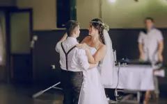 Szokujący gest panny młodej podczas pierwszego tańca! Co wyjęła spod sukni wstrząsnęło wszystkimi!