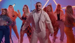 Szymon Samulak znowu trafił w dziesiątkę. PAW pokazał „Viral" i już ma kandydata na hit lata