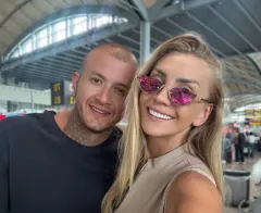 Tak Joanna Narożna i Dawid Narożny odpoczywają między koncertami. Basen w ogrodzie i skąpe bikini